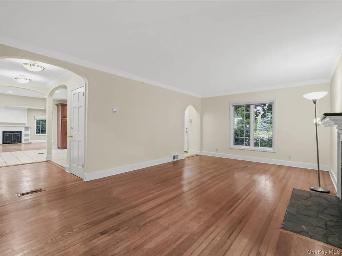 2 Amherst Road, North Hempstead, NY, 4 Bedrooms Bedrooms, 12 Rooms Rooms,3 BathroomsBathrooms,Residential,For Rent,Amherst,0,1049343 2 Amherst Road, North Hempstead, NY, 4 Bedrooms Bedrooms, 12 Rooms Rooms,3 BathroomsBathrooms,Residential,For Rent,Amherst,0,1049343