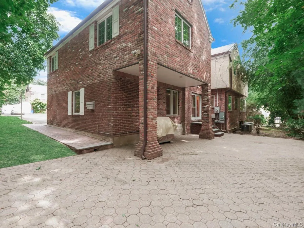 2 Amherst Road, North Hempstead, NY, 4 Bedrooms Bedrooms, 12 Rooms Rooms,3 BathroomsBathrooms,Residential,For Rent,Amherst,0,1049343 2 Amherst Road, North Hempstead, NY, 4 Bedrooms Bedrooms, 12 Rooms Rooms,3 BathroomsBathrooms,Residential,For Rent,Amherst,0,1049343