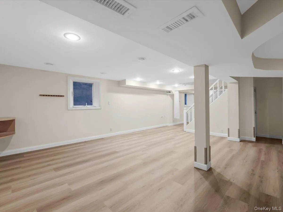 2 Amherst Road, North Hempstead, NY, 4 Bedrooms Bedrooms, 12 Rooms Rooms,3 BathroomsBathrooms,Residential,For Rent,Amherst,0,1049343 2 Amherst Road, North Hempstead, NY, 4 Bedrooms Bedrooms, 12 Rooms Rooms,3 BathroomsBathrooms,Residential,For Rent,Amherst,0,1049343