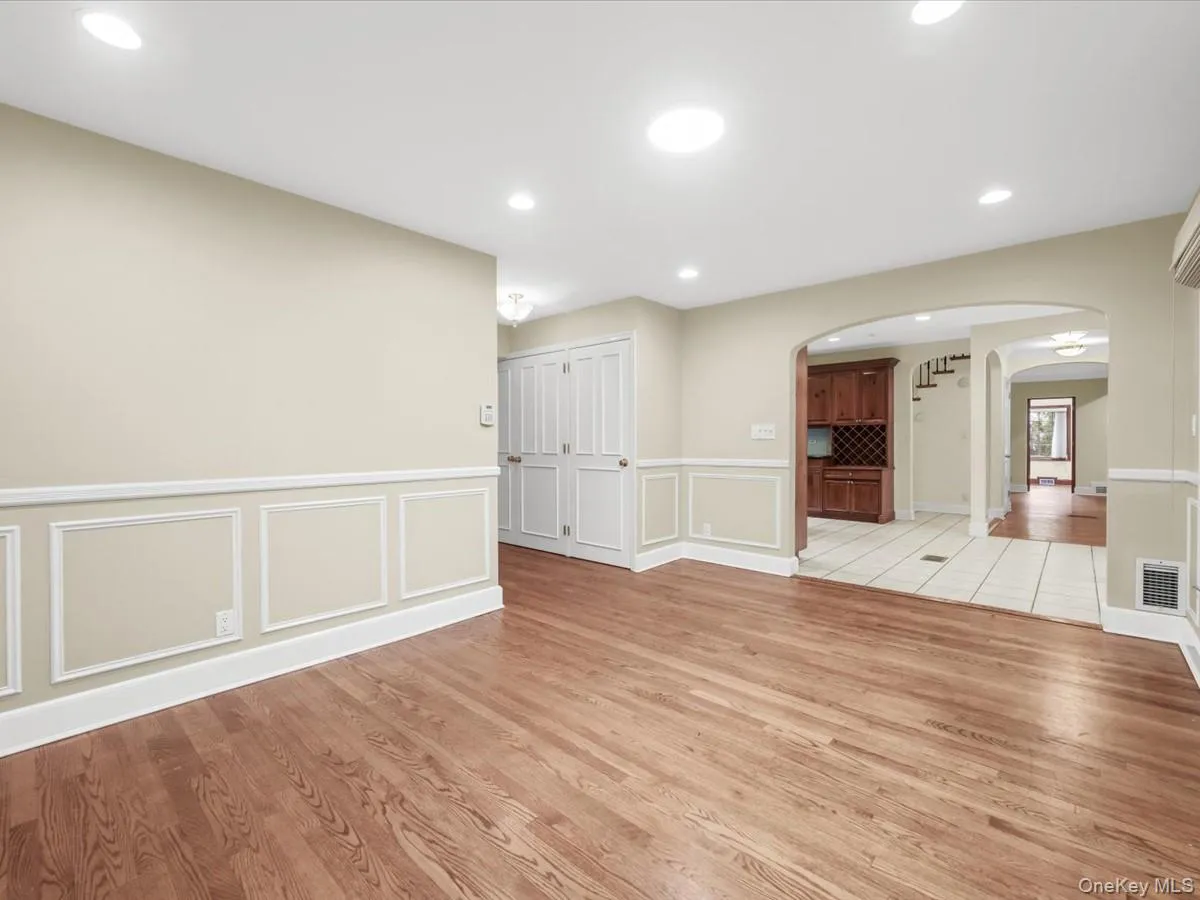 2 Amherst Road, North Hempstead, NY, 4 Bedrooms Bedrooms, 12 Rooms Rooms,3 BathroomsBathrooms,Residential,For Rent,Amherst,0,1049343 2 Amherst Road, North Hempstead, NY, 4 Bedrooms Bedrooms, 12 Rooms Rooms,3 BathroomsBathrooms,Residential,For Rent,Amherst,0,1049343