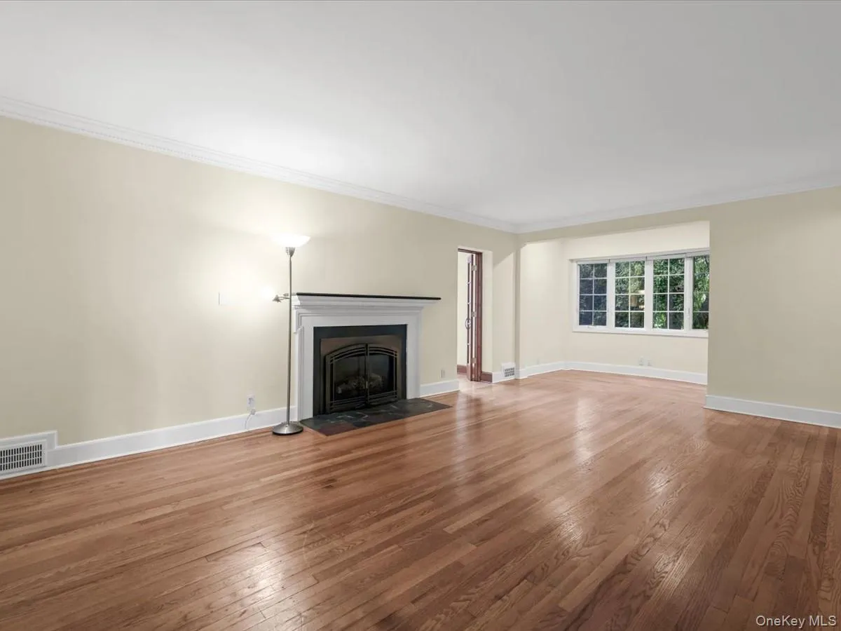 2 Amherst Road, North Hempstead, NY, 4 Bedrooms Bedrooms, 12 Rooms Rooms,3 BathroomsBathrooms,Residential,For Rent,Amherst,0,1049343 2 Amherst Road, North Hempstead, NY, 4 Bedrooms Bedrooms, 12 Rooms Rooms,3 BathroomsBathrooms,Residential,For Rent,Amherst,0,1049343