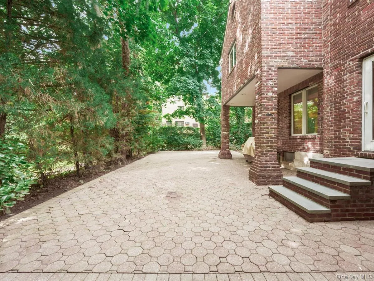 2 Amherst Road, North Hempstead, NY, 4 Bedrooms Bedrooms, 12 Rooms Rooms,3 BathroomsBathrooms,Residential,For Rent,Amherst,0,1049343 2 Amherst Road, North Hempstead, NY, 4 Bedrooms Bedrooms, 12 Rooms Rooms,3 BathroomsBathrooms,Residential,For Rent,Amherst,0,1049343