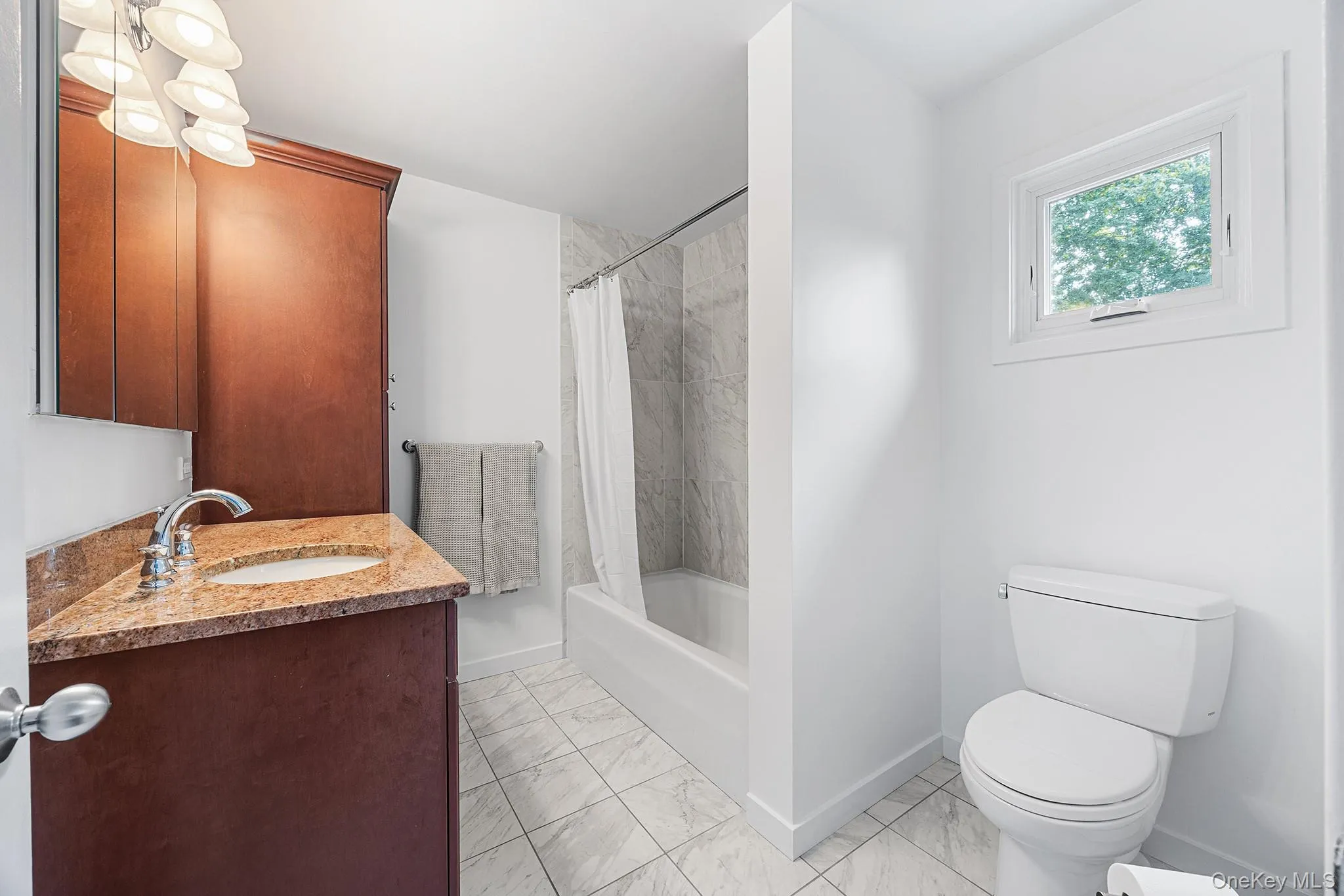 Full bathroom on 2nd level. Full bathroom on 2nd level.