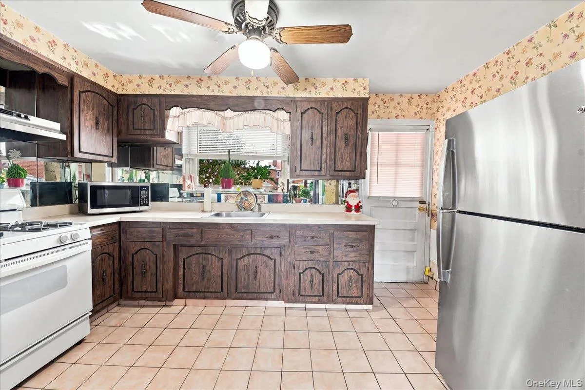 windowed Kitchen with access to rear deck windowed Kitchen with access to rear deck