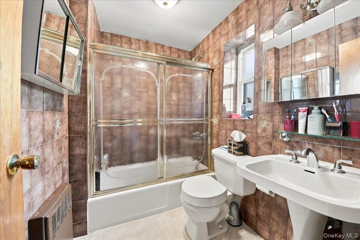 Full bath adjacent to bedrooms Full bath adjacent to bedrooms