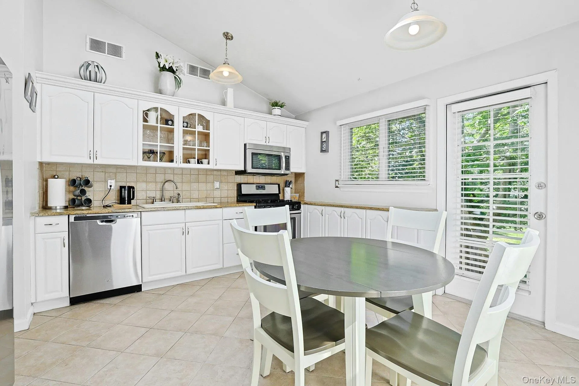 44 Massachusetts Avenue, Clarkstown, NY, 3 Bedrooms Bedrooms, 7 Rooms Rooms,2 BathroomsBathrooms,Residential,For Rent,Massachusetts,0,1049370 44 Massachusetts Avenue, Clarkstown, NY, 3 Bedrooms Bedrooms, 7 Rooms Rooms,2 BathroomsBathrooms,Residential,For Rent,Massachusetts,0,1049370