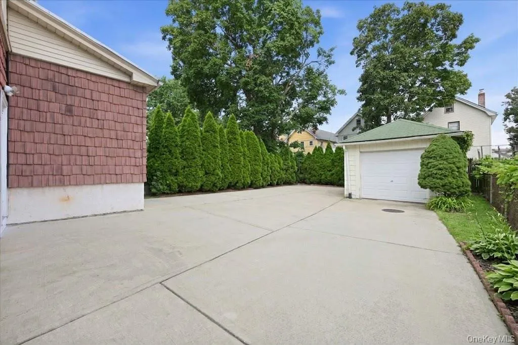 22237 Edmore Avenue, New York, NY, 3 Bedrooms Bedrooms, 7 Rooms Rooms,2 BathroomsBathrooms,Residential,For Rent,Edmore,0,1049380 22237 Edmore Avenue, New York, NY, 3 Bedrooms Bedrooms, 7 Rooms Rooms,2 BathroomsBathrooms,Residential,For Rent,Edmore,0,1049380