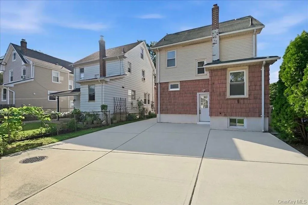 22237 Edmore Avenue, New York, NY, 3 Bedrooms Bedrooms, 7 Rooms Rooms,2 BathroomsBathrooms,Residential,For Rent,Edmore,0,1049380 22237 Edmore Avenue, New York, NY, 3 Bedrooms Bedrooms, 7 Rooms Rooms,2 BathroomsBathrooms,Residential,For Rent,Edmore,0,1049380