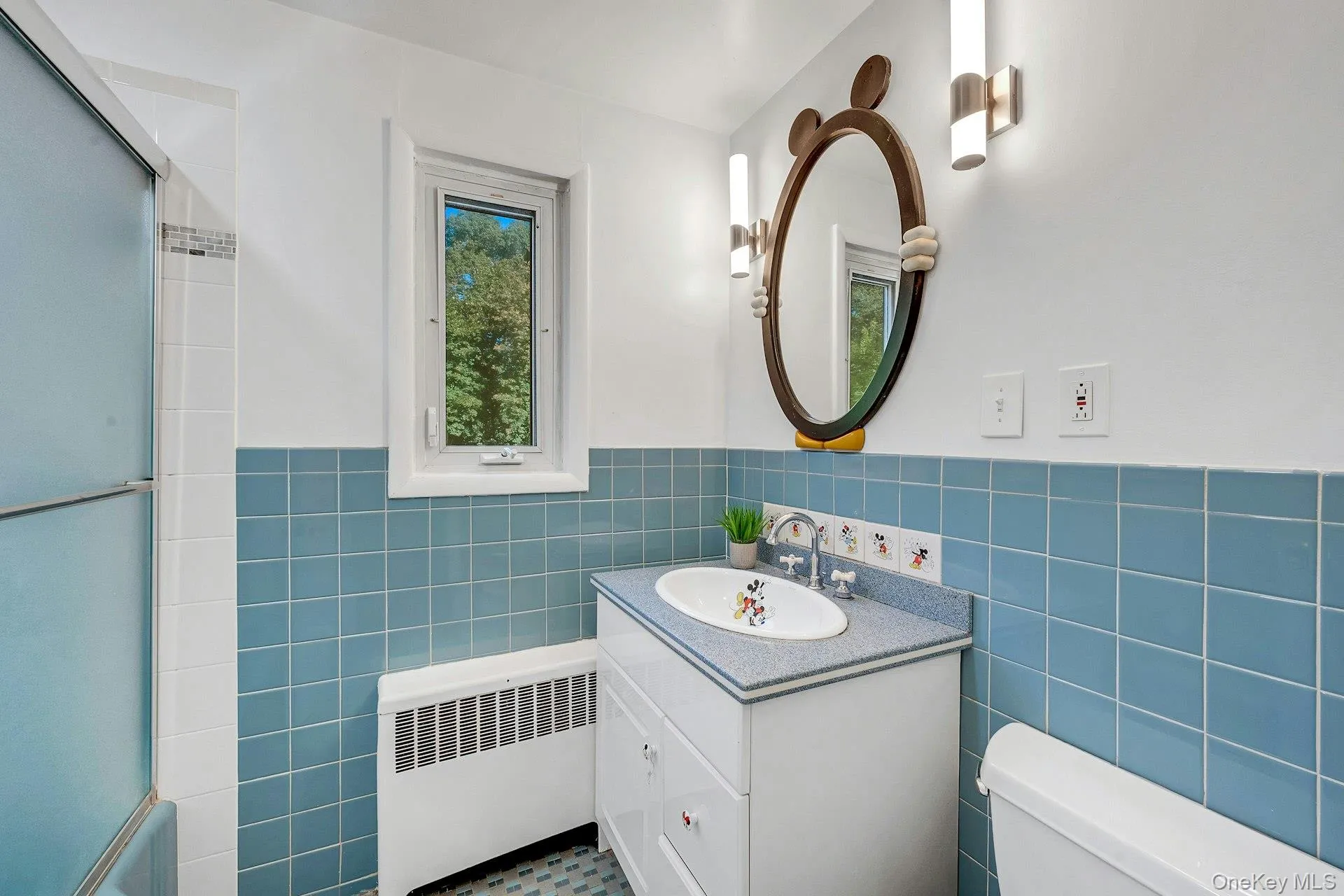 Clean and bright 2nd floor bathroom Clean and bright 2nd floor bathroom