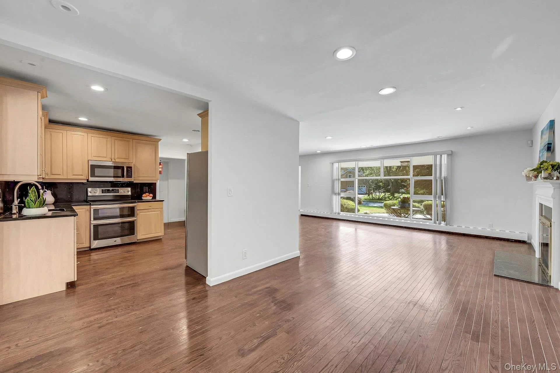 Open floor plan allows great flow for entertaining and daily living Open floor plan allows great flow for entertaining and daily living