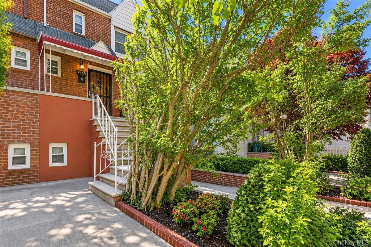 2145 Muliner Avenue, New York, NY, 3 Bedrooms Bedrooms, 7 Rooms Rooms,2 BathroomsBathrooms,Residential,For Rent,Muliner,0,1049474 2145 Muliner Avenue, New York, NY, 3 Bedrooms Bedrooms, 7 Rooms Rooms,2 BathroomsBathrooms,Residential,For Rent,Muliner,0,1049474