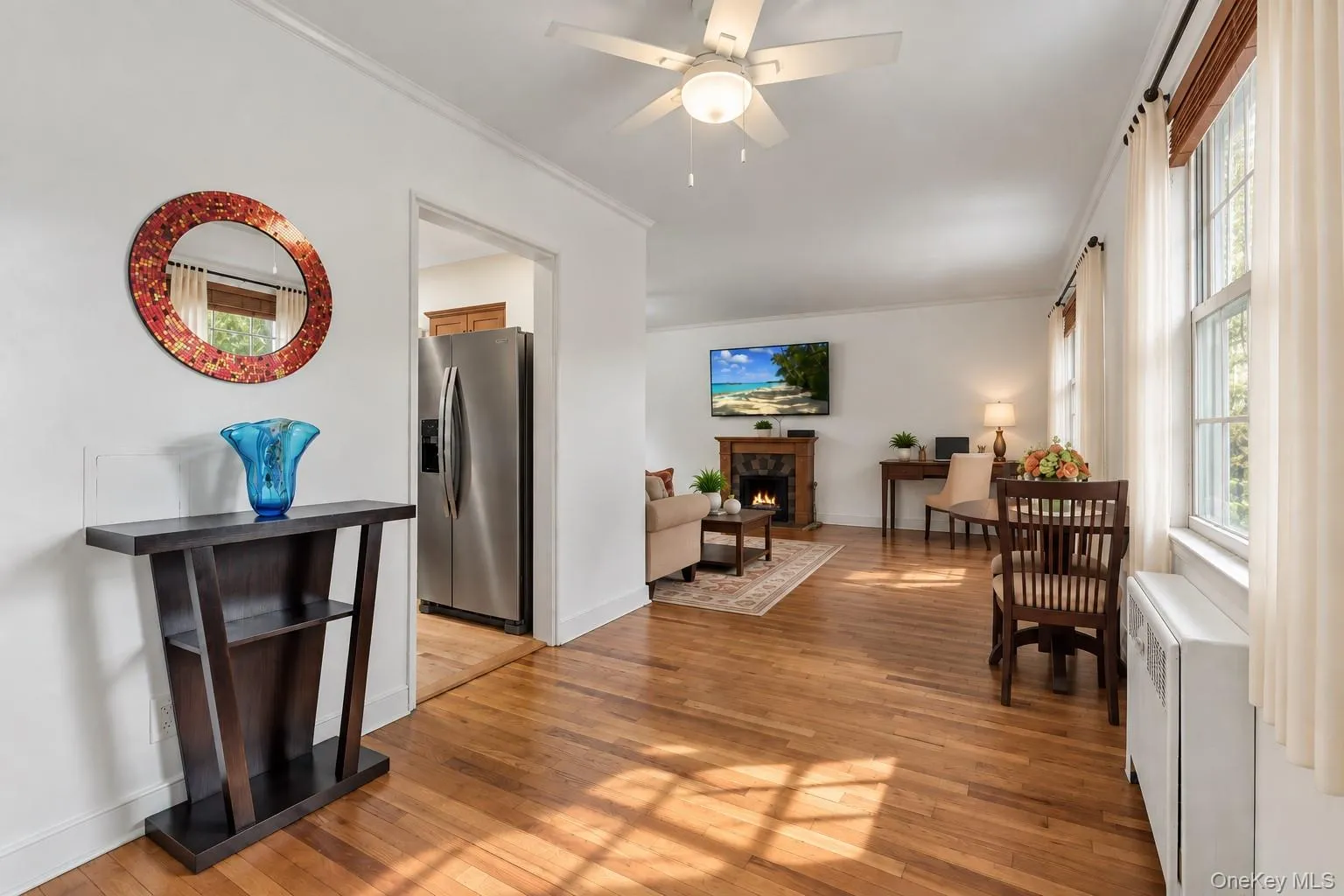 Dining Area Features: Window Seat Dining, Accommodations for 6+ people Dining Area Features: Window Seat Dining, Accommodations for 6+ people