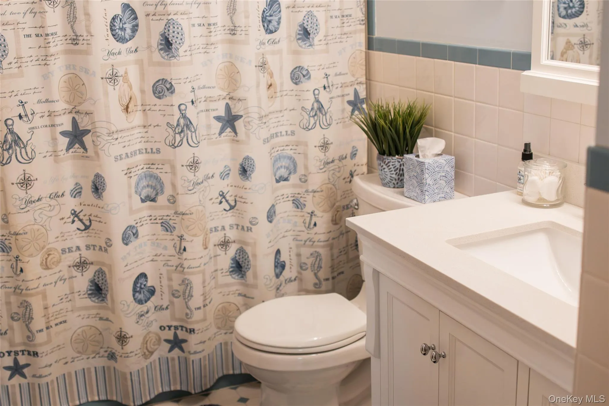 Full bathroom on 1st floor main living area Full bathroom on 1st floor main living area