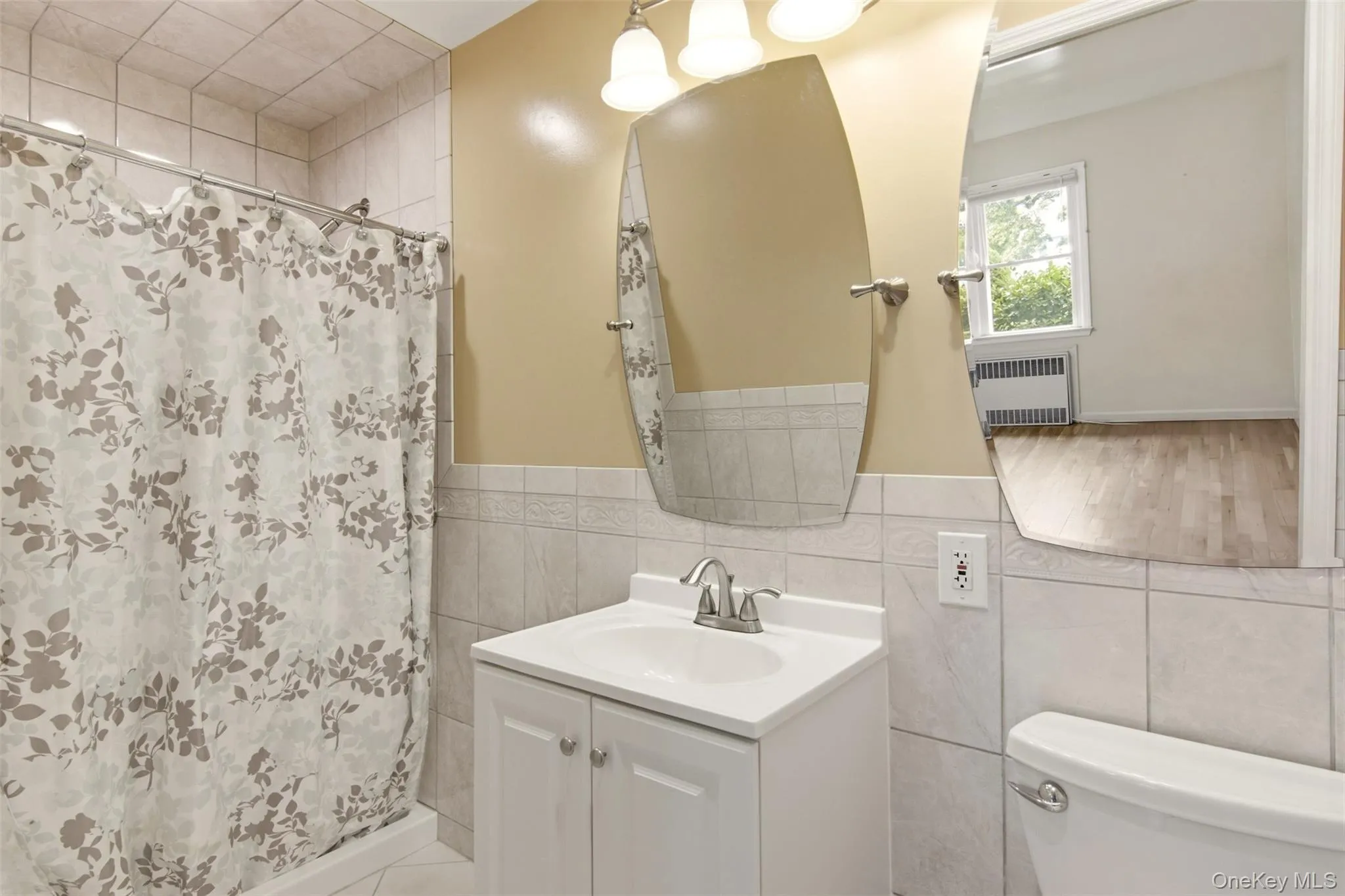 Primary Bath / Handicap Accessible Primary Bath / Handicap Accessible