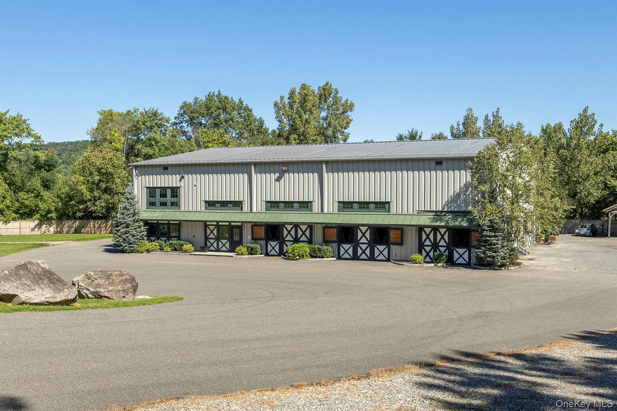 Barn, offices and 1-bedroom apartment Barn, offices and 1-bedroom apartment