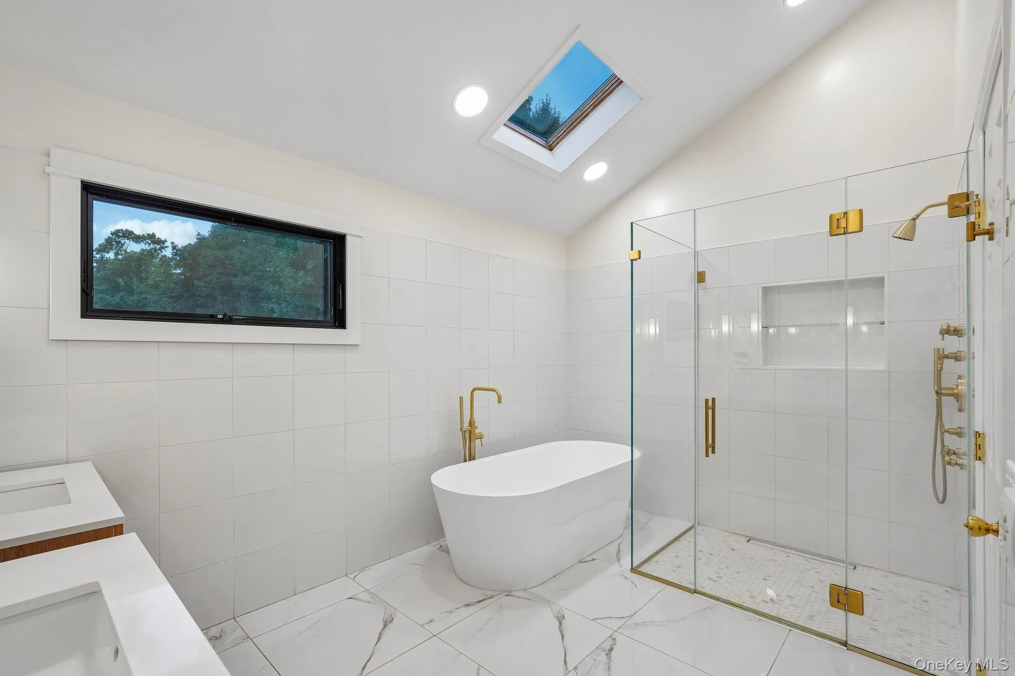 Large walk in shower with curbless threshold Large walk in shower with curbless threshold