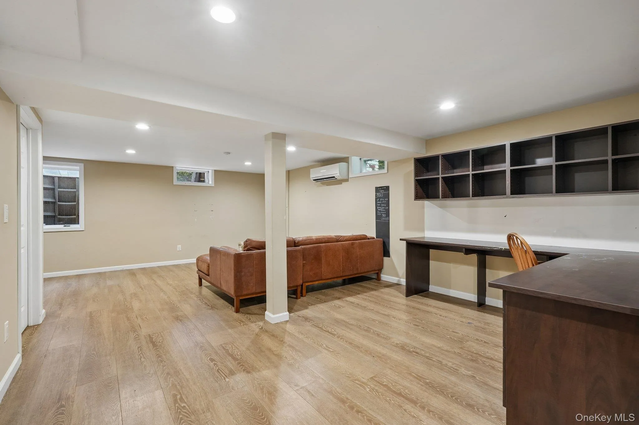 Includes enormous storage space Includes enormous storage space