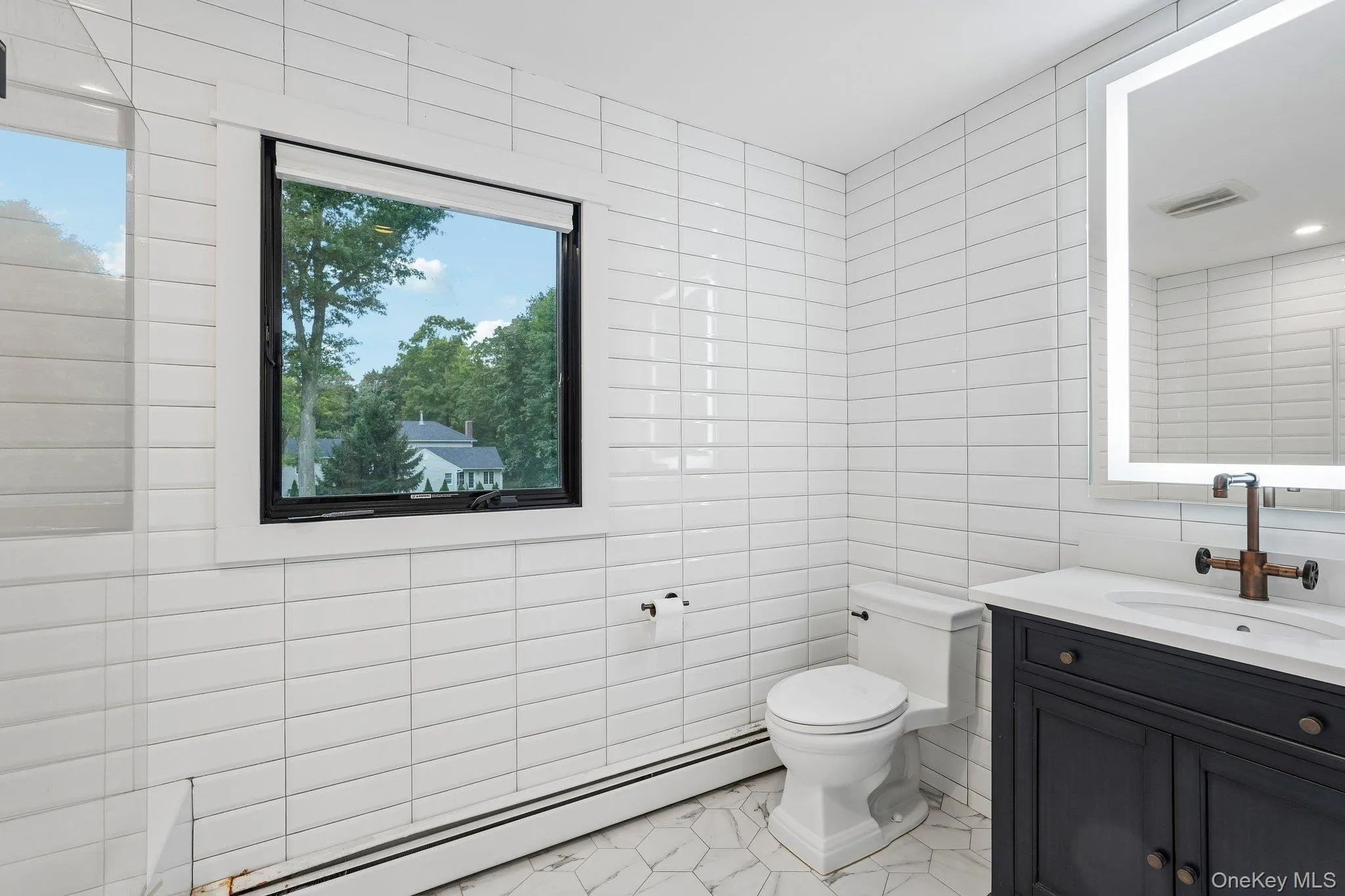Main bathroom with second vanity Main bathroom with second vanity