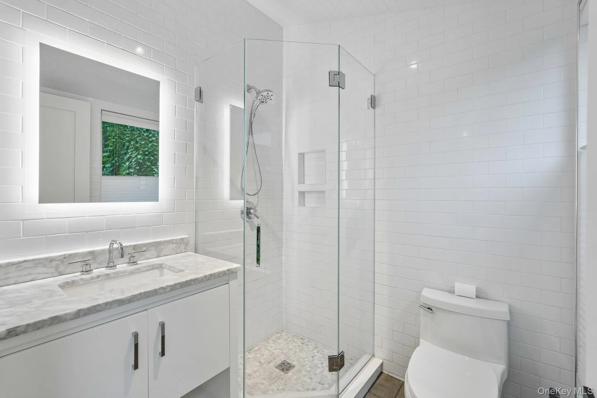 Pool/guest house with full bathroom. Pool/guest house with full bathroom.