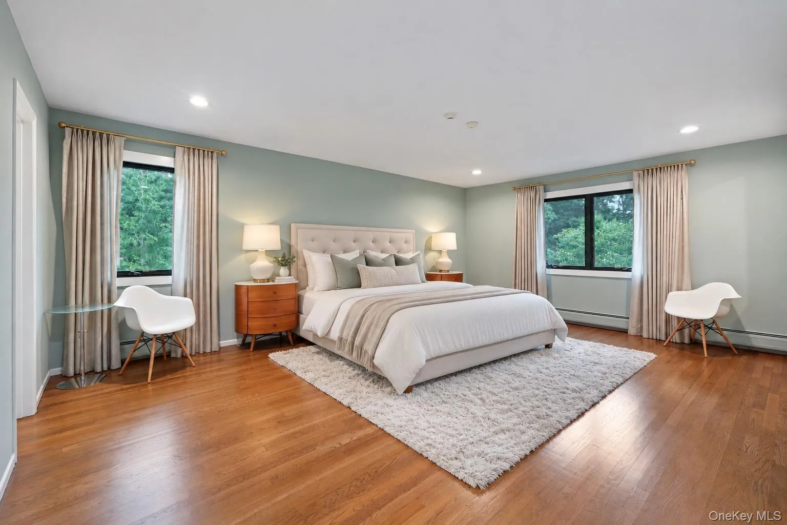 Generously sized with pristine hardwood flooring Generously sized with pristine hardwood flooring
