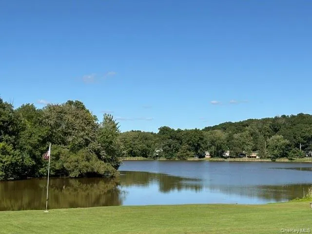 Walk 2 blocks down hill to Hillside Lake. Very peaceful and serene Walk 2 blocks down hill to Hillside Lake. Very peaceful and serene