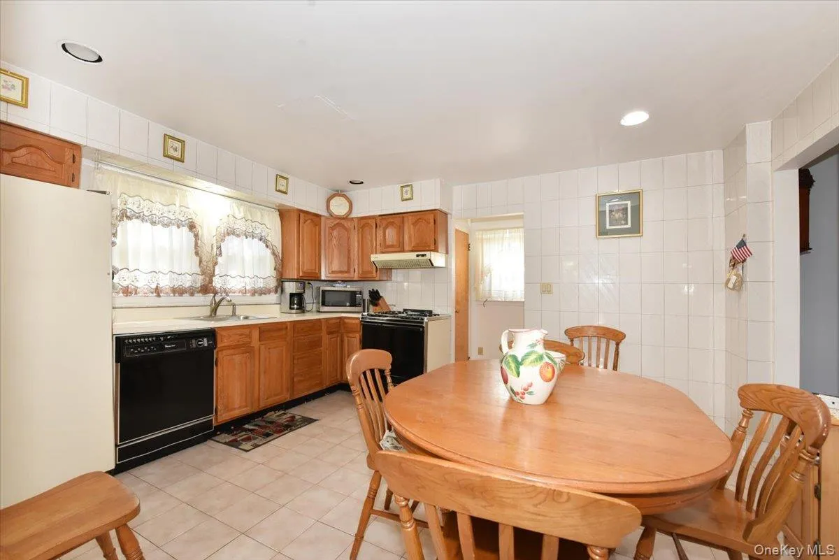 57-46 262nd Street, New York, NY, 3 Bedrooms Bedrooms, 7 Rooms Rooms,3 BathroomsBathrooms,Residential,For Rent,262nd,0,1049547 57-46 262nd Street, New York, NY, 3 Bedrooms Bedrooms, 7 Rooms Rooms,3 BathroomsBathrooms,Residential,For Rent,262nd,0,1049547