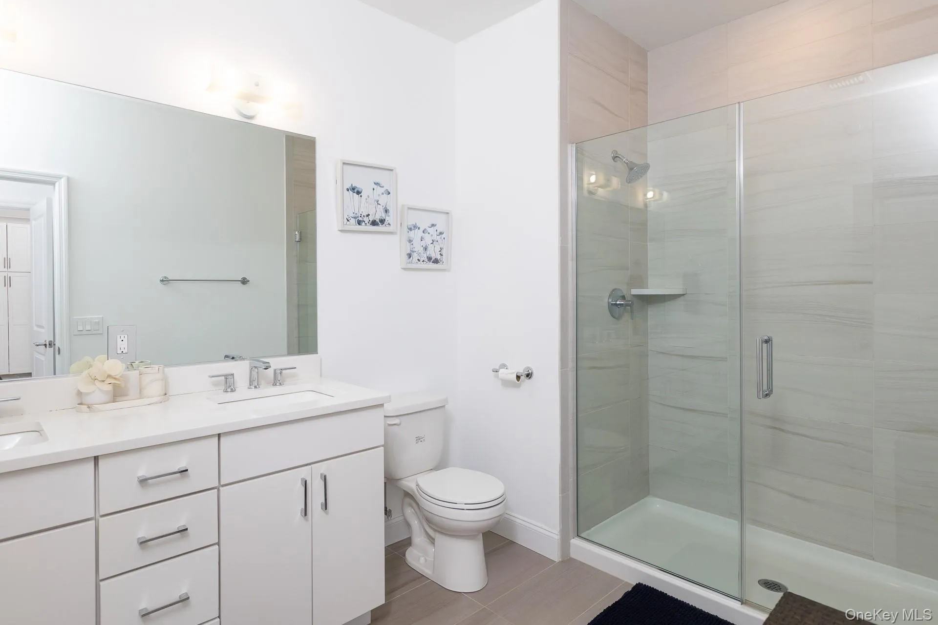 Double Vanity and Glass Doors Double Vanity and Glass Doors