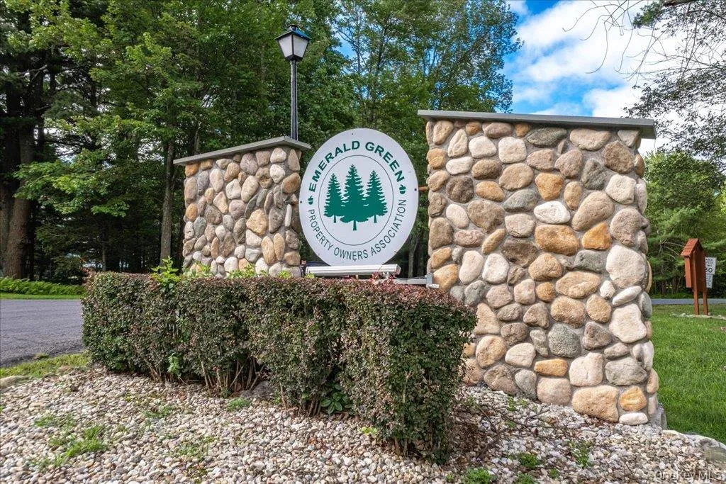 142 Emerald Drive, Thompson, NY, 3 Bedrooms Bedrooms, 5 Rooms Rooms,2 BathroomsBathrooms,Residential,For Rent,Emerald,0,1049558 142 Emerald Drive, Thompson, NY, 3 Bedrooms Bedrooms, 5 Rooms Rooms,2 BathroomsBathrooms,Residential,For Rent,Emerald,0,1049558