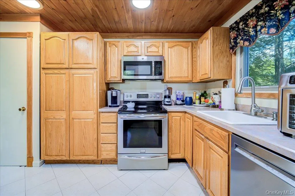 142 Emerald Drive, Thompson, NY, 3 Bedrooms Bedrooms, 5 Rooms Rooms,2 BathroomsBathrooms,Residential,For Rent,Emerald,0,1049558 142 Emerald Drive, Thompson, NY, 3 Bedrooms Bedrooms, 5 Rooms Rooms,2 BathroomsBathrooms,Residential,For Rent,Emerald,0,1049558