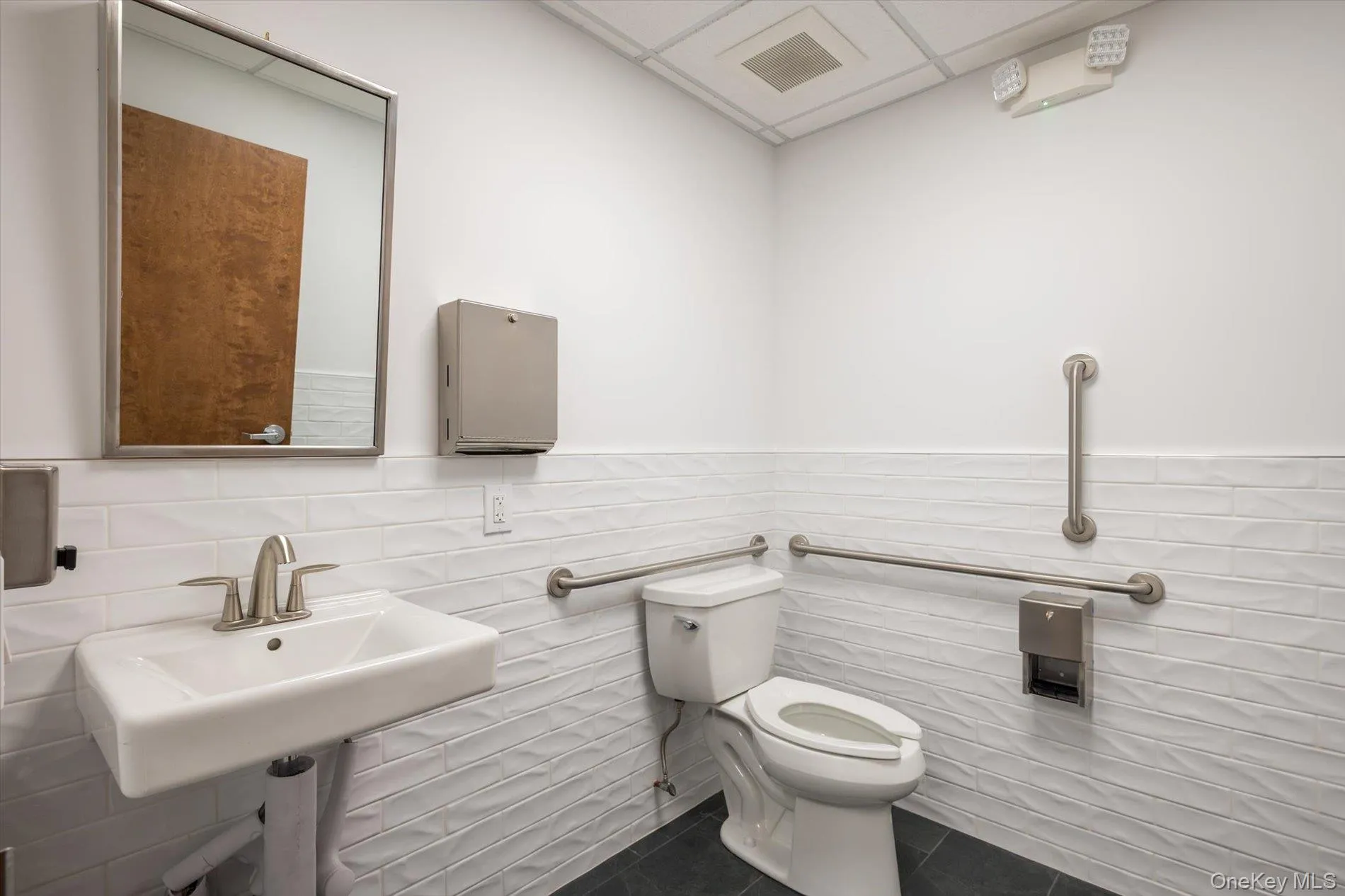 25 Willowdale Avenue, North Hempstead, NY, ,Commercial Lease,For Rent,Willowdale,0,1049580 25 Willowdale Avenue, North Hempstead, NY, ,Commercial Lease,For Rent,Willowdale,0,1049580