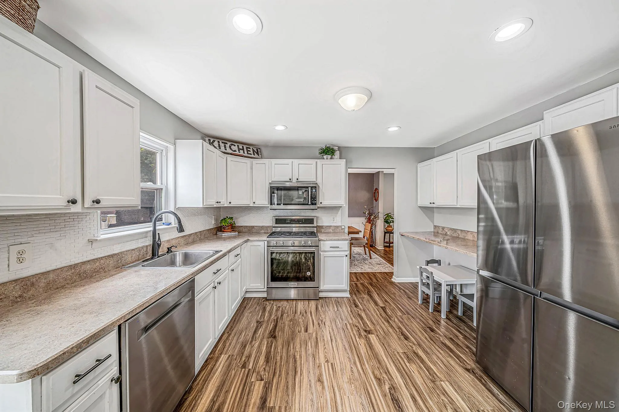 Spacious Kitchen w/SS Appliances Spacious Kitchen w/SS Appliances