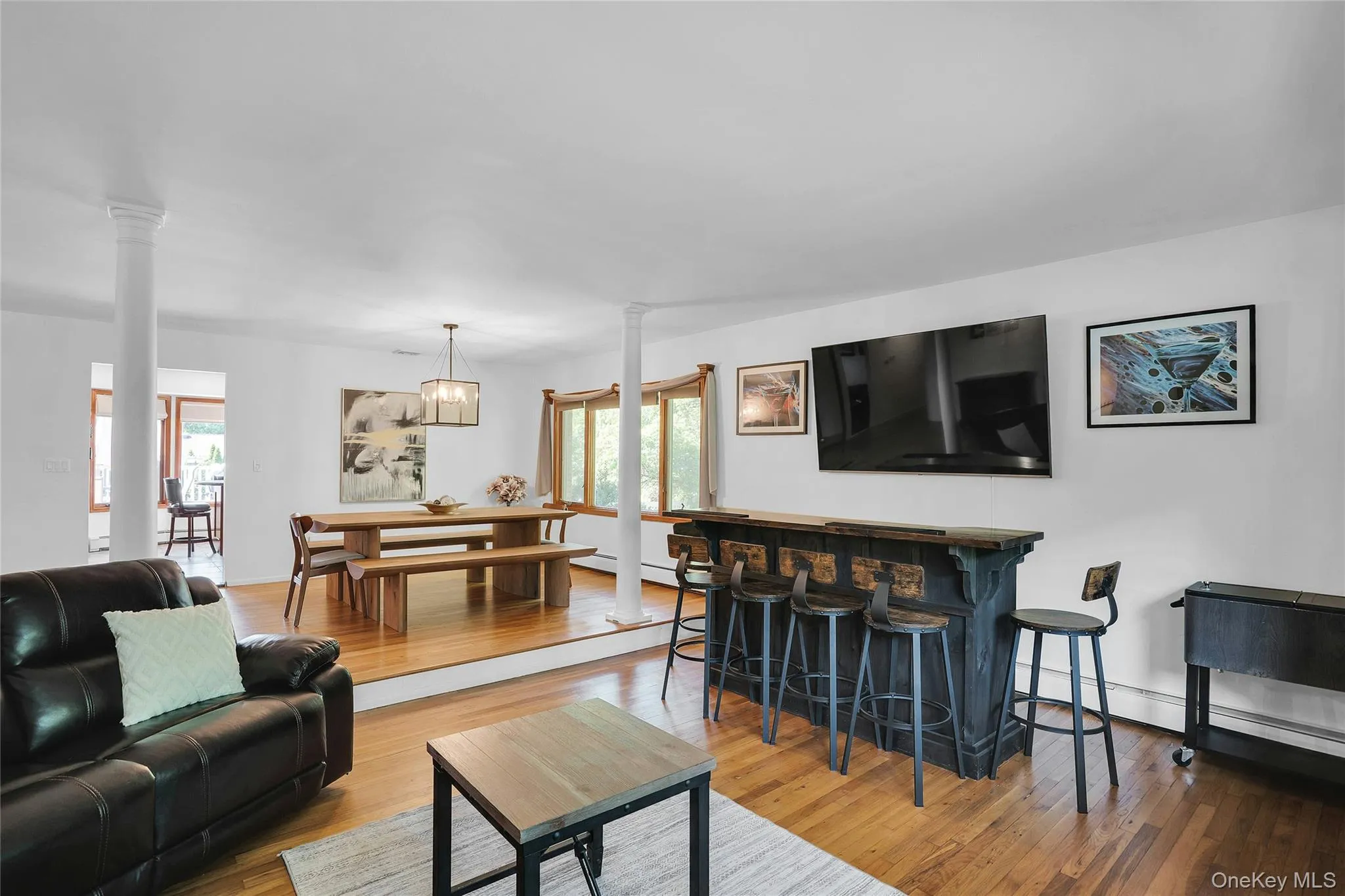 2 bay windows! 2 bay windows!