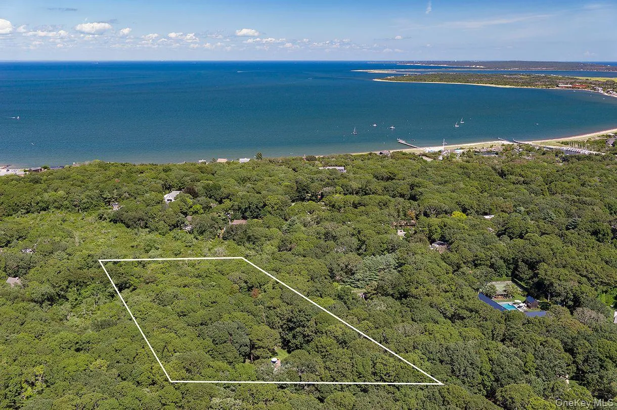 36 Pepperidge Lane, East Hampton, New York 11930