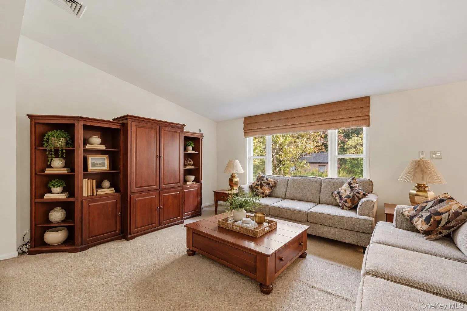 Bright living room with a large window overlooking the surrounding greenery and providing abundant natural light. Bright living room with a large window overlooking the surrounding greenery and providing abundant natural light.