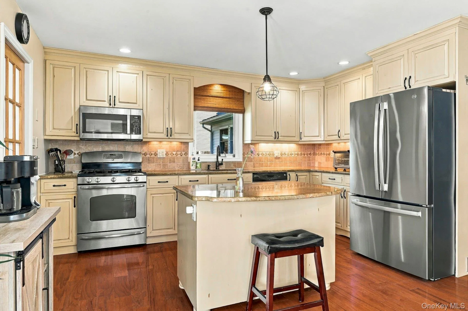724 Sandra Avenue, Islip, NY, 5 Bedrooms Bedrooms, 11 Rooms Rooms,2 BathroomsBathrooms,Residential,For Rent,Sandra,0,1049682 724 Sandra Avenue, Islip, NY, 5 Bedrooms Bedrooms, 11 Rooms Rooms,2 BathroomsBathrooms,Residential,For Rent,Sandra,0,1049682