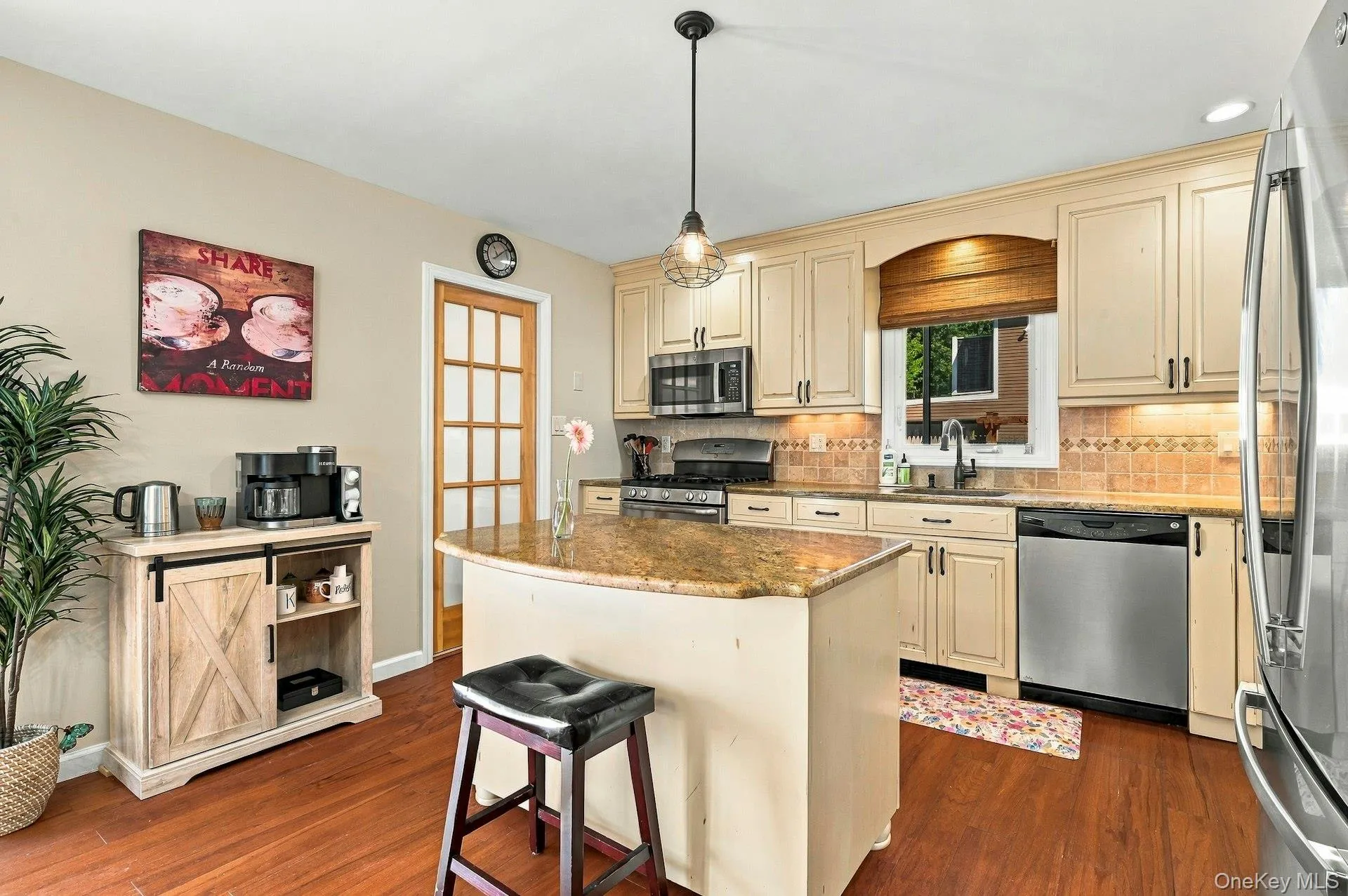 724 Sandra Avenue, Islip, NY, 5 Bedrooms Bedrooms, 11 Rooms Rooms,2 BathroomsBathrooms,Residential,For Rent,Sandra,0,1049682 724 Sandra Avenue, Islip, NY, 5 Bedrooms Bedrooms, 11 Rooms Rooms,2 BathroomsBathrooms,Residential,For Rent,Sandra,0,1049682