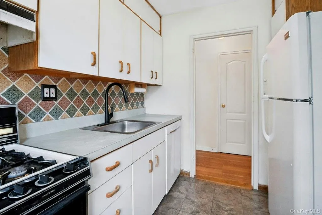 Sperate kitchen features a dishwasher Sperate kitchen features a dishwasher