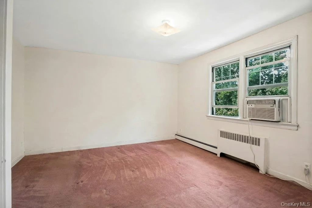 Spacious main bedroom provides a tranquil retreat Spacious main bedroom provides a tranquil retreat