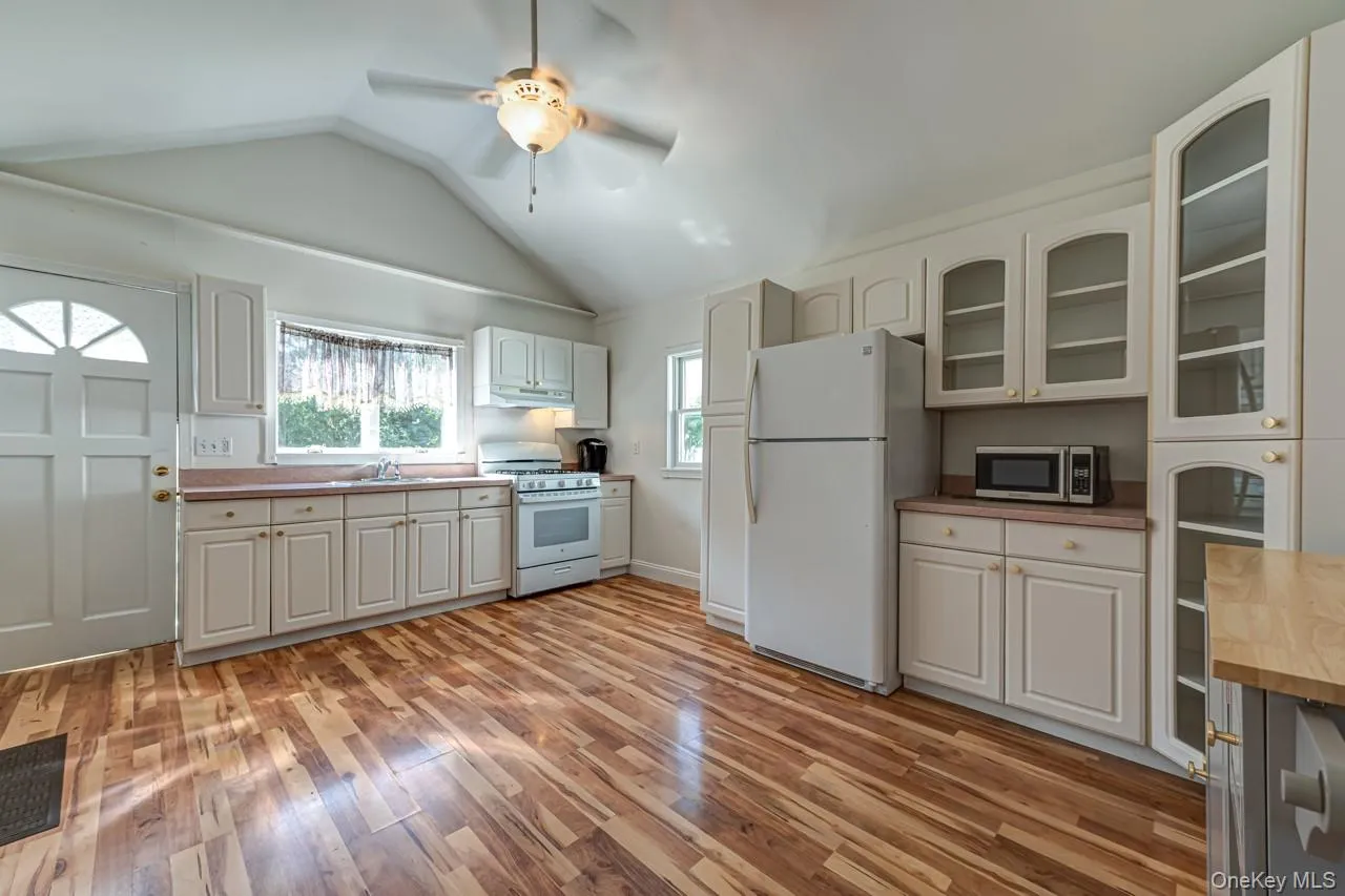 67 Joseph Place, Smithtown, NY, 1 Bedroom Bedrooms, 4 Rooms Rooms,1 BathroomBathrooms,Residential,For Rent,Joseph,0,1049686 67 Joseph Place, Smithtown, NY, 1 Bedroom Bedrooms, 4 Rooms Rooms,1 BathroomBathrooms,Residential,For Rent,Joseph,0,1049686