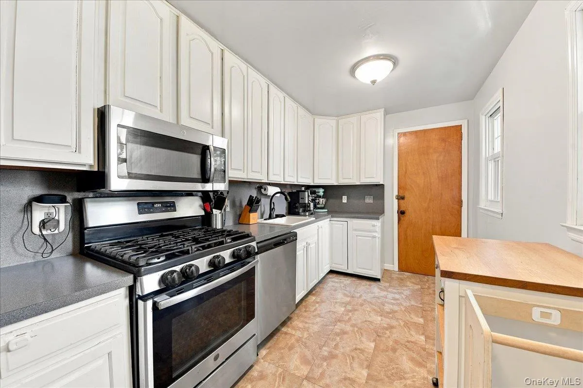 30 Chaffee, New York, NY, 3 Bedrooms Bedrooms, 7 Rooms Rooms,2 BathroomsBathrooms,Residential,For Rent,Chaffee,0,1049710 30 Chaffee, New York, NY, 3 Bedrooms Bedrooms, 7 Rooms Rooms,2 BathroomsBathrooms,Residential,For Rent,Chaffee,0,1049710