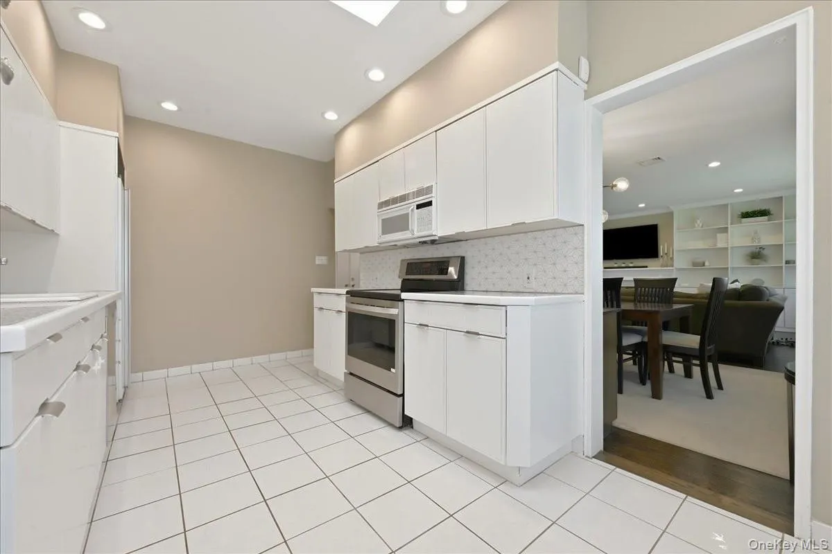 3 Maplewood Lane, North Hempstead, NY, 3 Bedrooms Bedrooms, 8 Rooms Rooms,3 BathroomsBathrooms,Residential,For Rent,Maplewood,0,1049716 3 Maplewood Lane, North Hempstead, NY, 3 Bedrooms Bedrooms, 8 Rooms Rooms,3 BathroomsBathrooms,Residential,For Rent,Maplewood,0,1049716