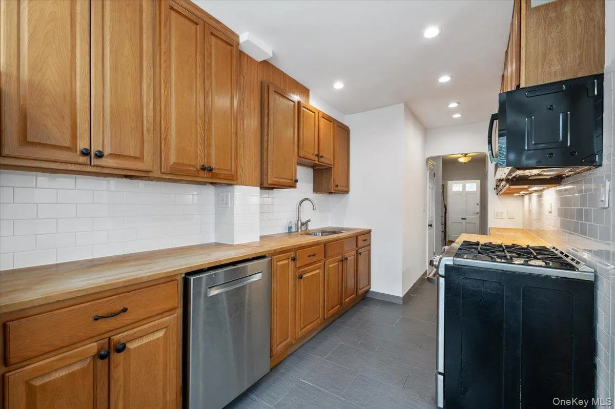 169-16 32nd Avenue, New York, NY, 3 Bedrooms Bedrooms, 6 Rooms Rooms,1 BathroomBathrooms,Residential,For Rent,32nd,0,1049740 169-16 32nd Avenue, New York, NY, 3 Bedrooms Bedrooms, 6 Rooms Rooms,1 BathroomBathrooms,Residential,For Rent,32nd,0,1049740