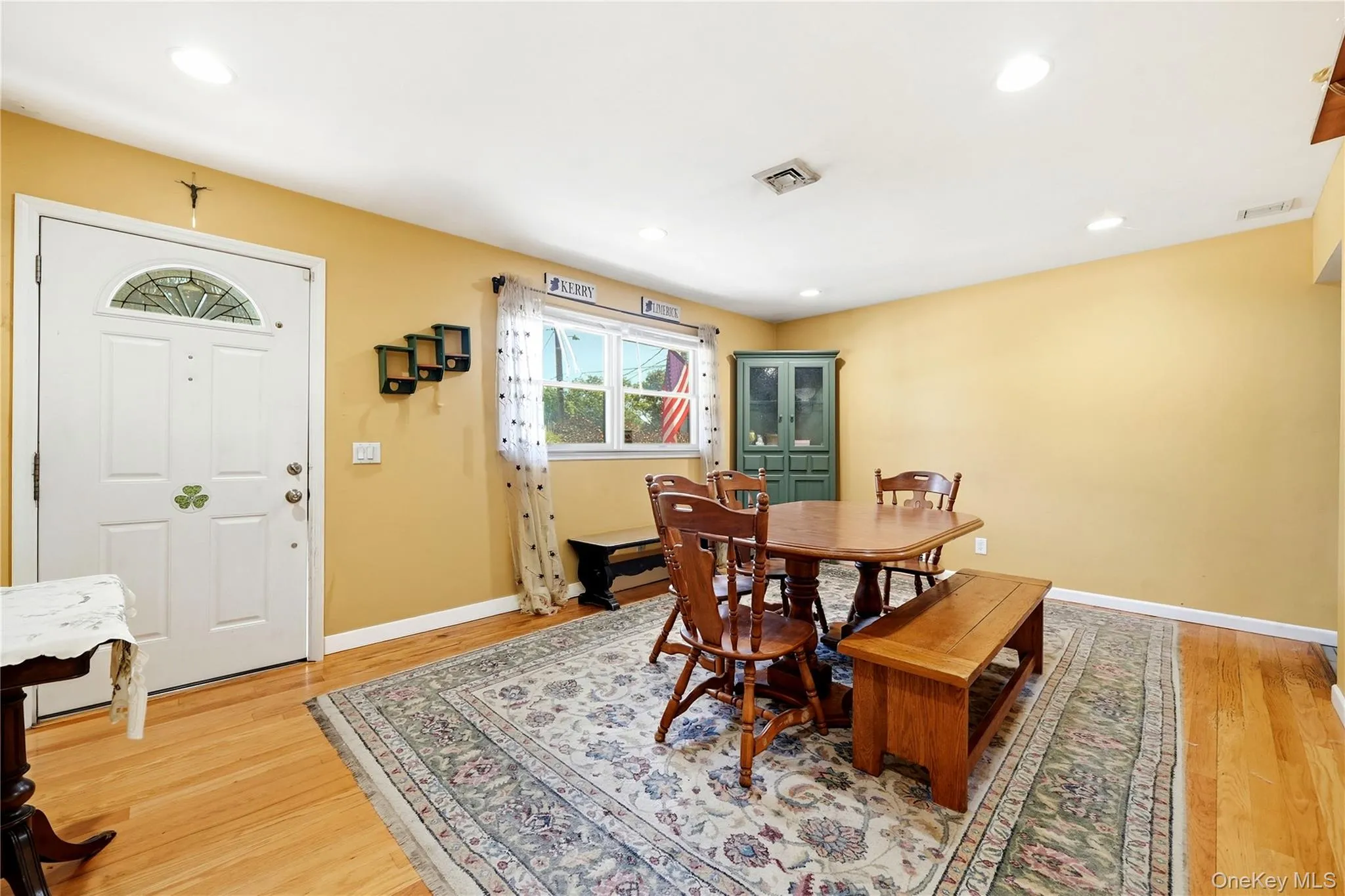 98 Smith Avenue, Brookhaven, NY, 2 Bedrooms Bedrooms, 7 Rooms Rooms,2 BathroomsBathrooms,Residential,For Rent,Smith,0,1049827 98 Smith Avenue, Brookhaven, NY, 2 Bedrooms Bedrooms, 7 Rooms Rooms,2 BathroomsBathrooms,Residential,For Rent,Smith,0,1049827