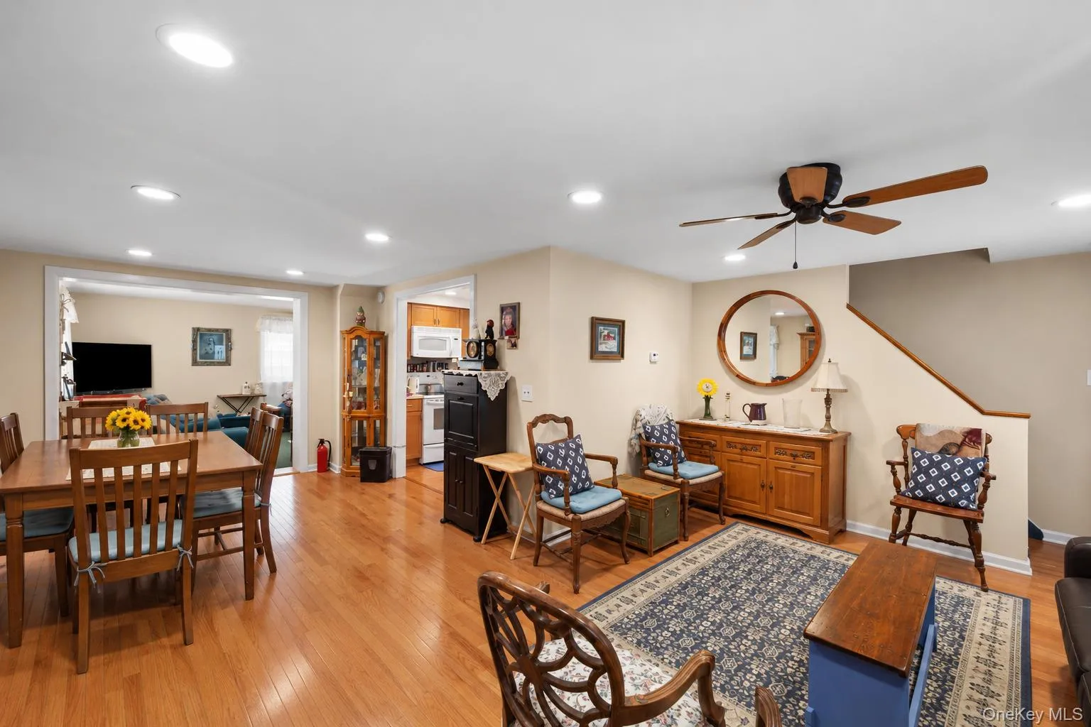 Hardwood floor, open cozy layout Hardwood floor, open cozy layout