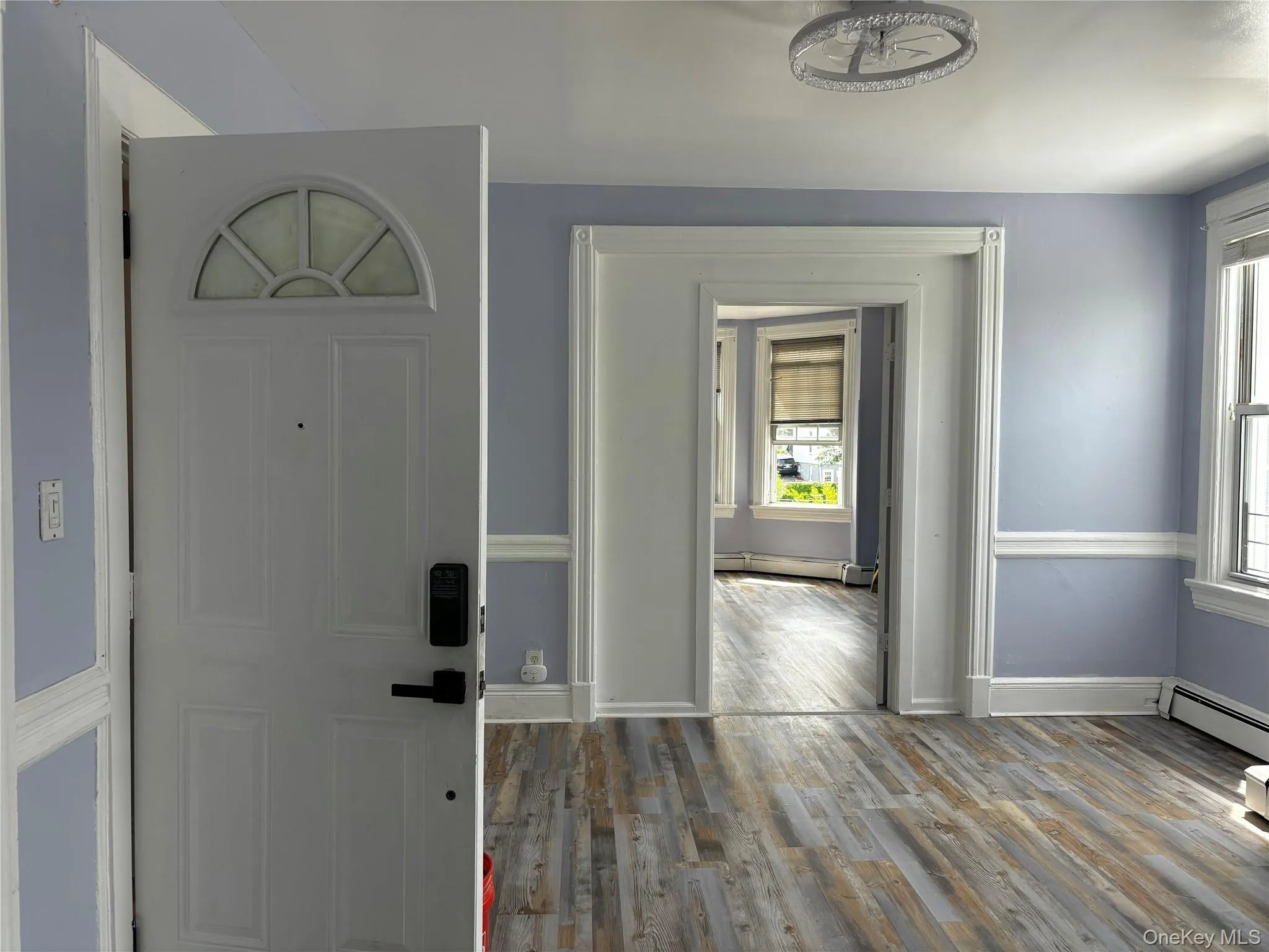 Spacious Livingroom Entrance Modern and Sun-filled Spacious Livingroom Entrance Modern and Sun-filled