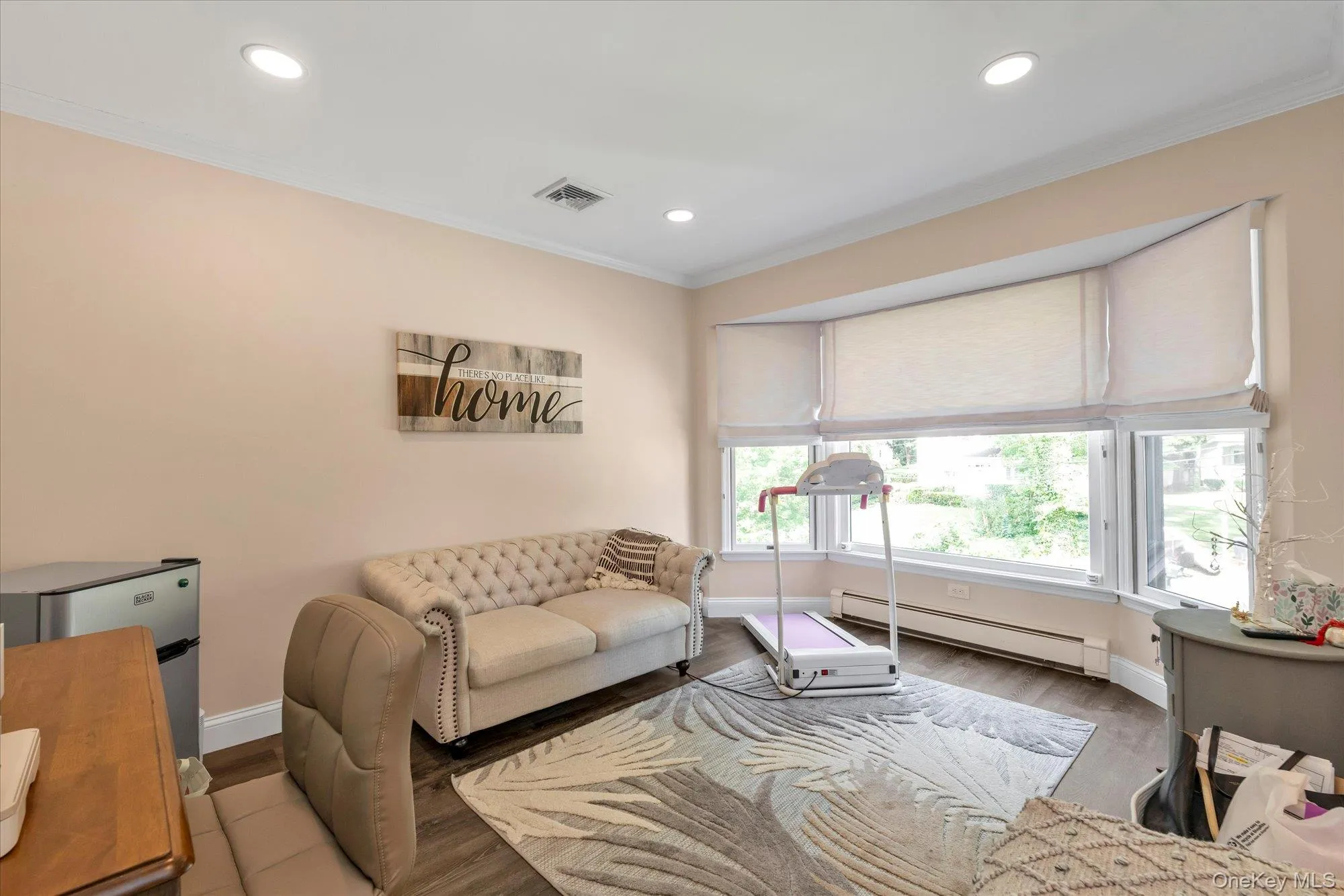 Additional living room -twin rooms on same level. Additional living room -twin rooms on same level.