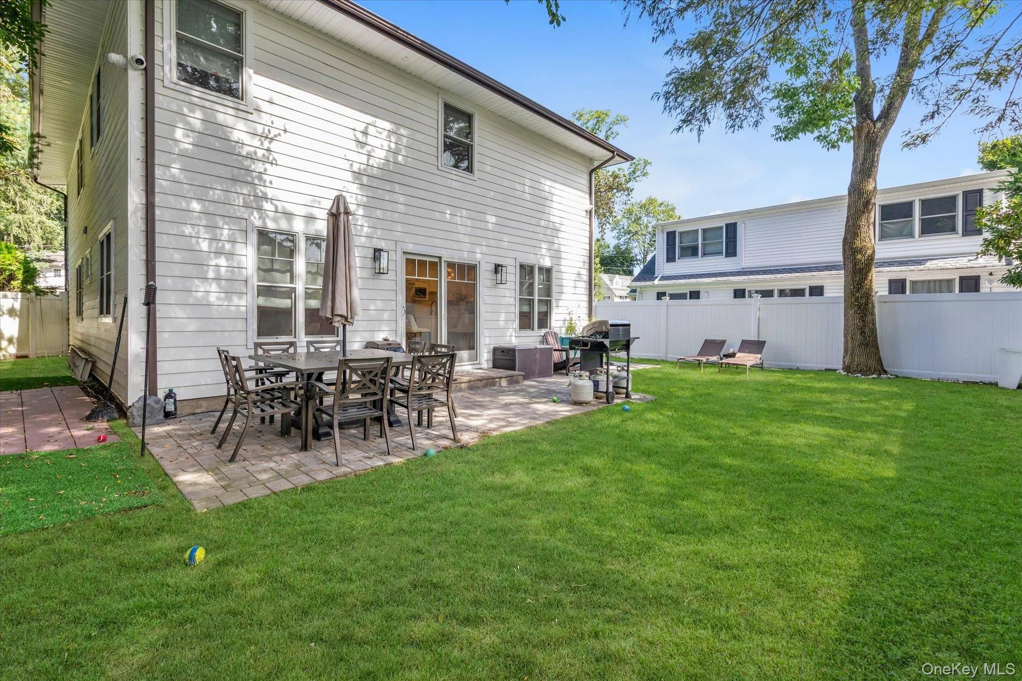 Fenced rear property and well located withing the "Promenade" community. Fenced rear property and well located withing the "Promenade" community.