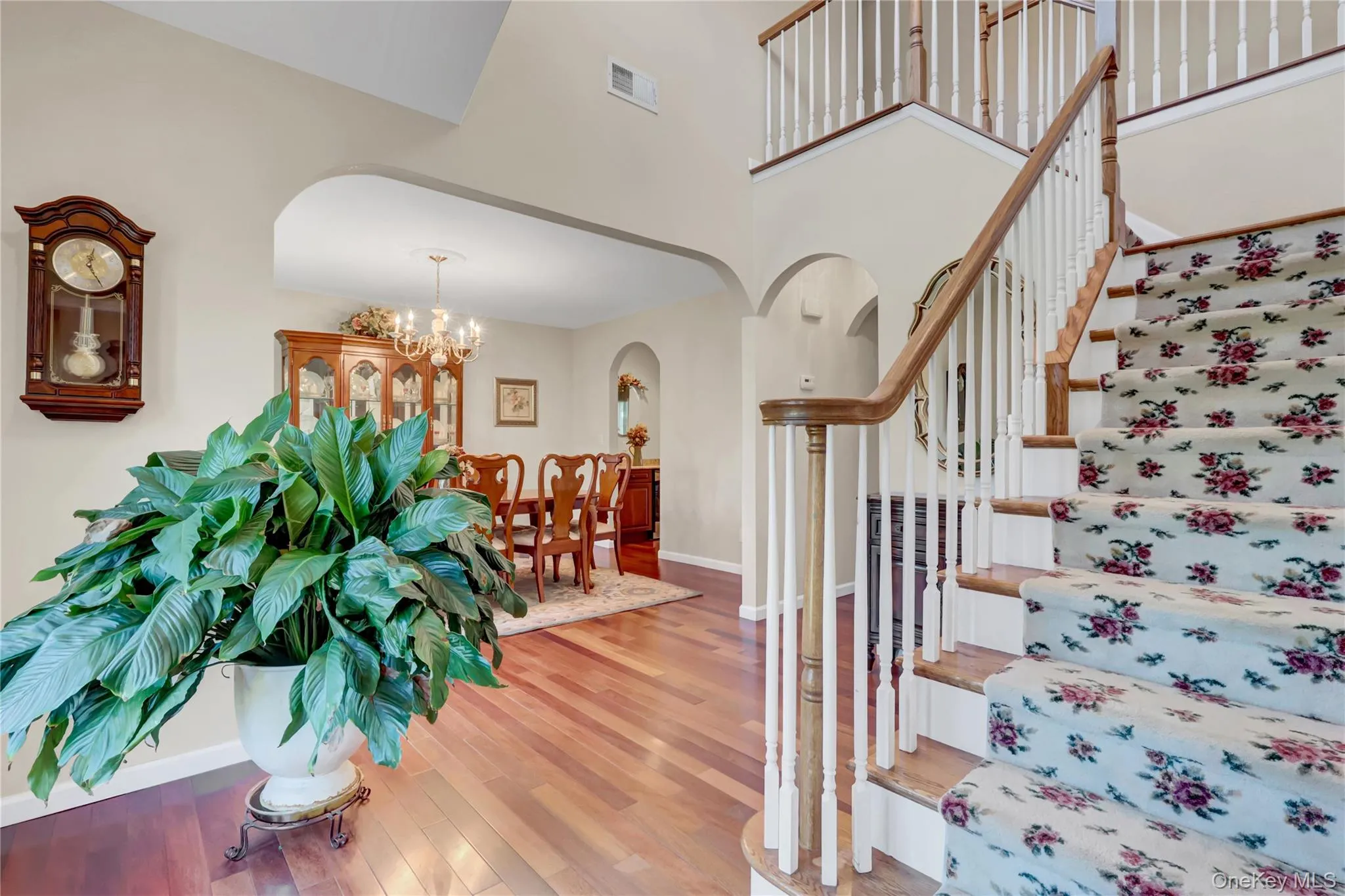 Two-story entrance foyer, hardwood floors through-out. Two-story entrance foyer, hardwood floors through-out.