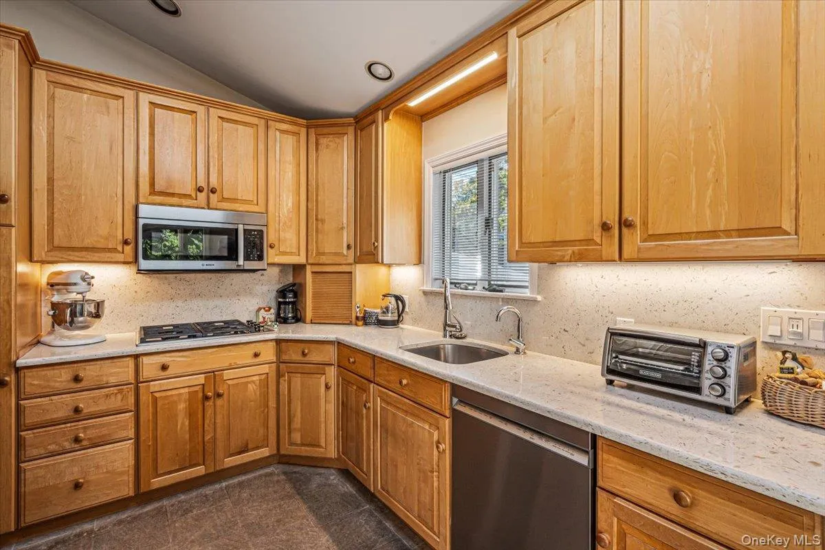 45 Driftwood Drive, North Hempstead, NY, 4 Bedrooms Bedrooms, 8 Rooms Rooms,2 BathroomsBathrooms,Residential,For Rent,Driftwood,0,1049907 45 Driftwood Drive, North Hempstead, NY, 4 Bedrooms Bedrooms, 8 Rooms Rooms,2 BathroomsBathrooms,Residential,For Rent,Driftwood,0,1049907