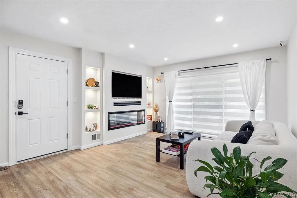 18 Huntington Circle, Peekskill, NY, 2 Bedrooms Bedrooms, 5 Rooms Rooms,2 BathroomsBathrooms,Residential Lease,For Rent,Huntington,0,1049920 18 Huntington Circle, Peekskill, NY, 2 Bedrooms Bedrooms, 5 Rooms Rooms,2 BathroomsBathrooms,Residential Lease,For Rent,Huntington,0,1049920